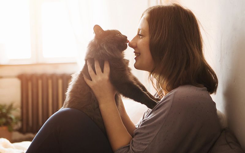 Surprise and delight your customers through agent empowerment to foster brand loyalty, increase satisfaction - Young Woman Playing Cat